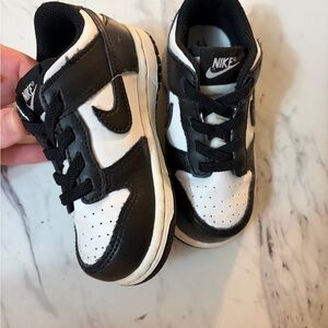 Nike Kids Black and White Low-Top Sneakers with Hook-and-Loop Strap
